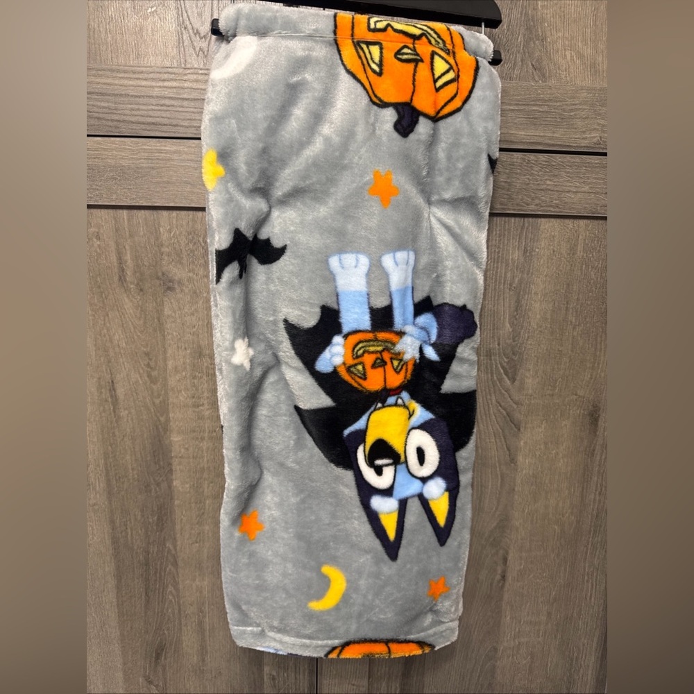 New Bluey Vampire Halloween Plush 40" x 50" Preschool Throw Blanket With Tag - Picture 2 of 5